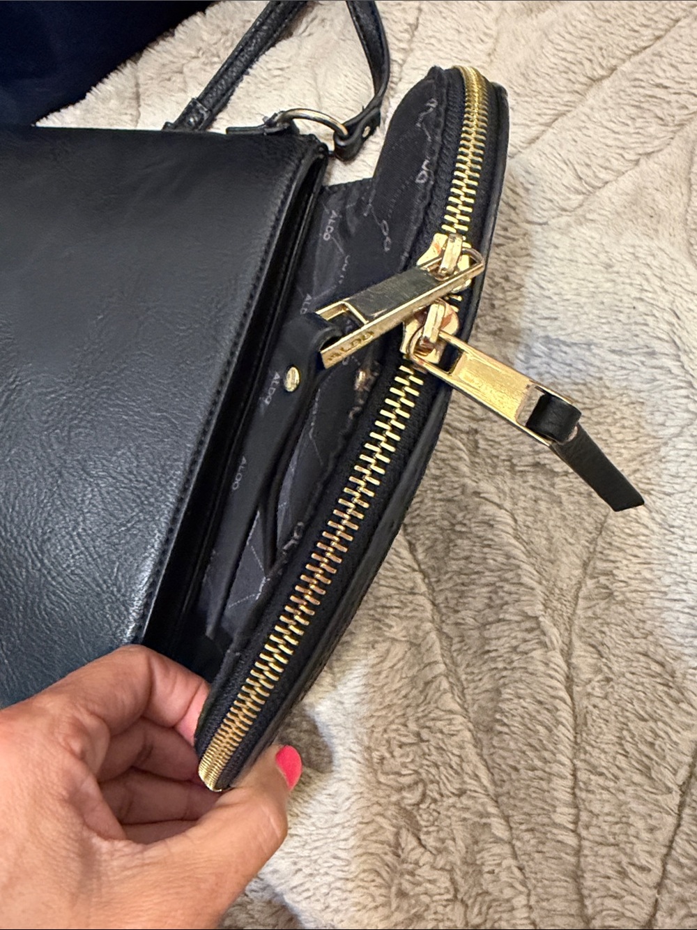 the classicAldo Derovina Crossbody Bag in black faux leather GUC +Aldo Charm - Picture 7 of 10